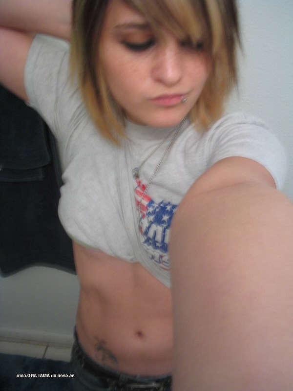 15P Emo hottie self-shoots in the bathroom