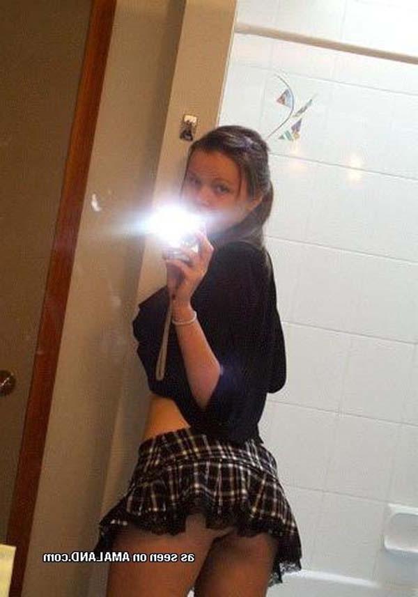 16P Picture selection of an amateur hottie selfshooting in the bathroom