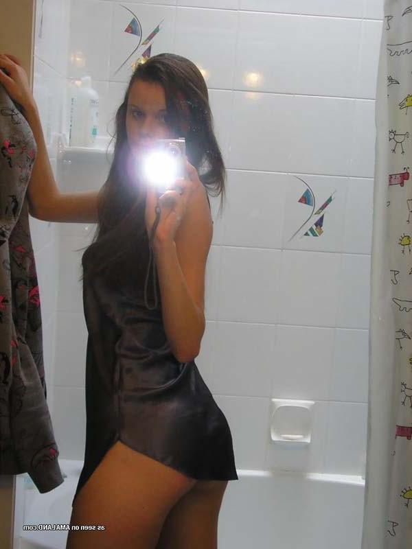 16P Picture selection of an amateur hottie selfshooting in the bathroom