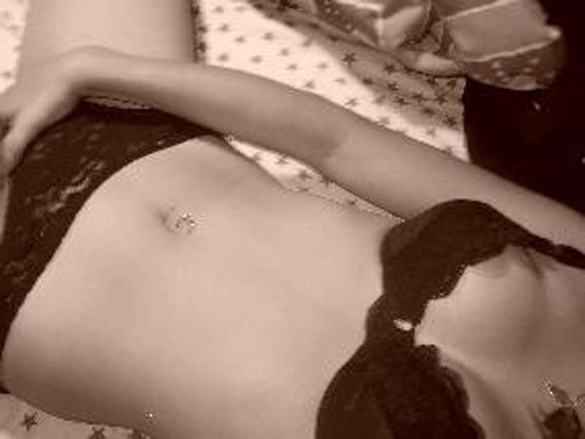 16P Pictures of a sexy cheerleader in her lingerie