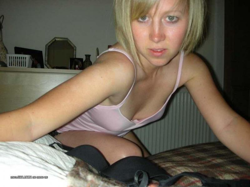 10P Naughty blonde bimbo playing with her moist cunt