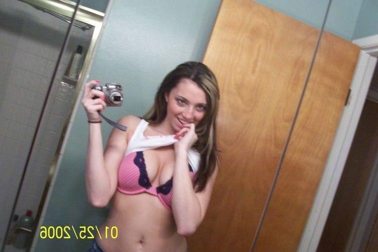 16P Busty girl's mirror pics and pussy shots