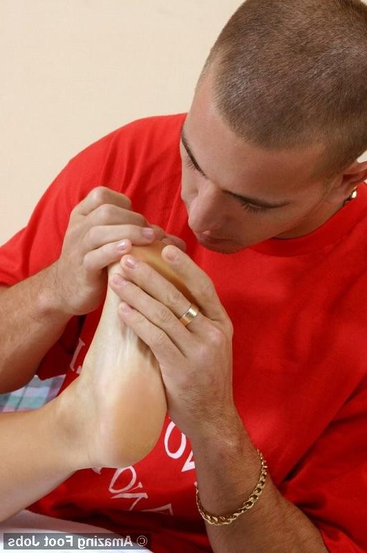 12P Blonde bimbo makes her bf worship her feet