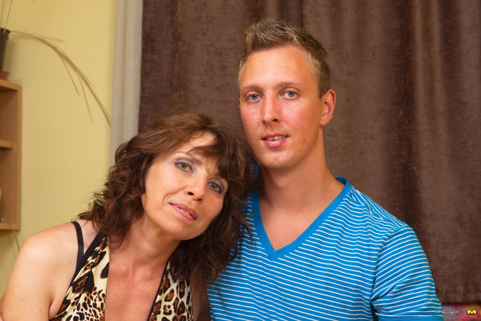16P This housewife loves to play with her younger lover