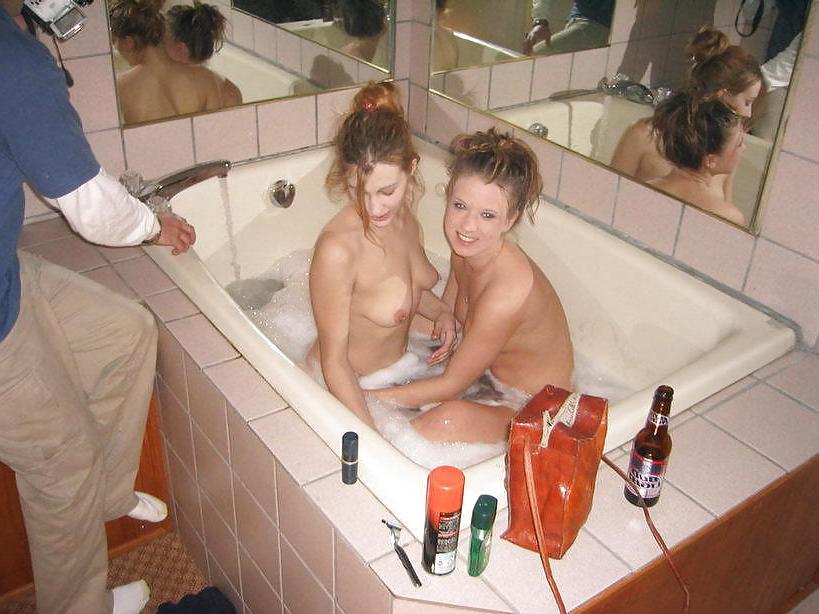 25P BATHING LESBIANS