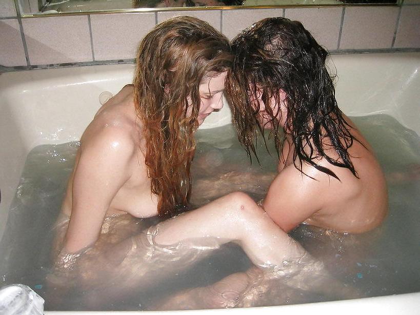 25P BATHING LESBIANS