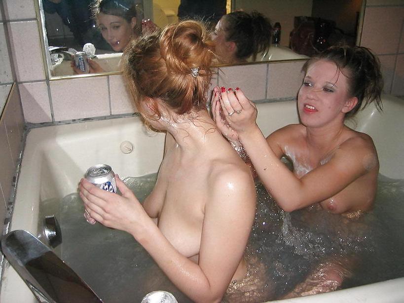 25P BATHING LESBIANS