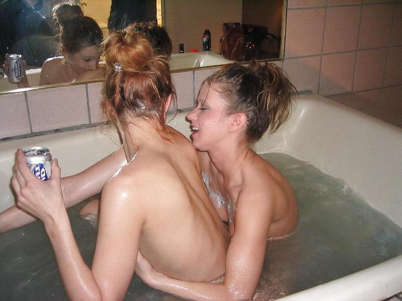 25P BATHING LESBIANS