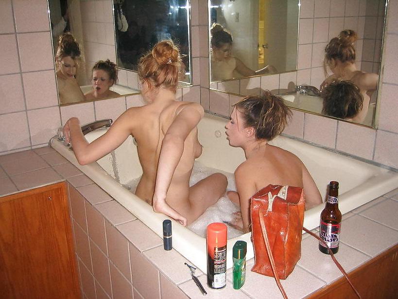 25P BATHING LESBIANS