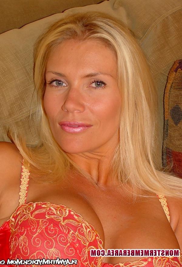 16P Moms play with dicks