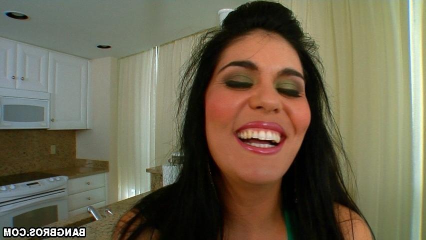 16P dark haired vixen gets the gooey prize after stroking a long one