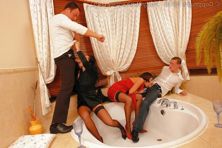 19P Boiling hot fully clothed fuck and suck fourome in bathroom