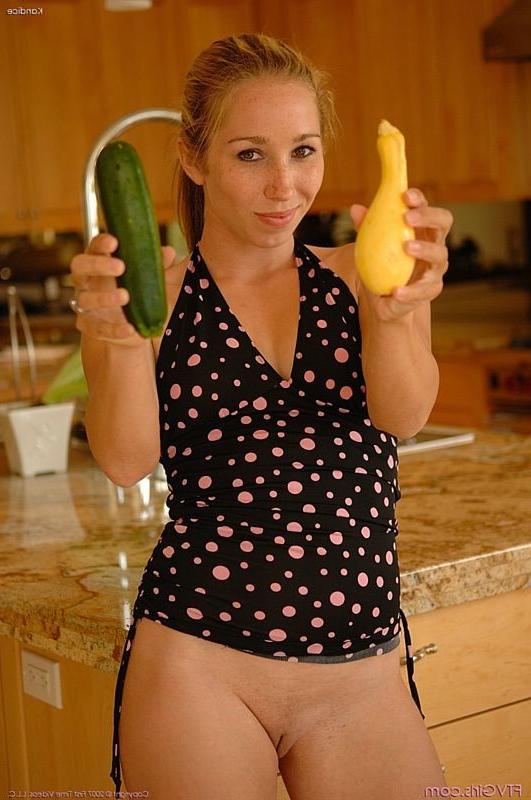 15P Stuffing her tight pussy with veggies and toys