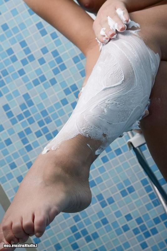16P Teenage girl shaving her pussy and masturbating in the bathroom