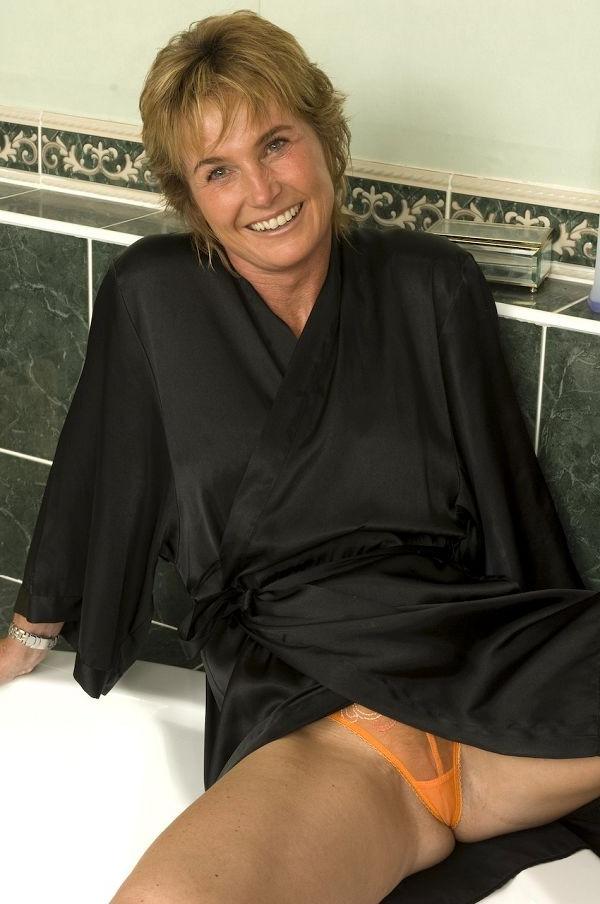 16P Sultry mature woman gets off in bathroom