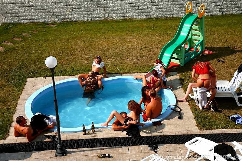 19P European glamour babes share dildos at a poolparty