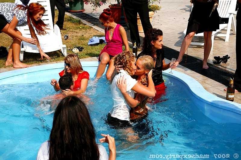 19P European glamour babes share dildos at a poolparty