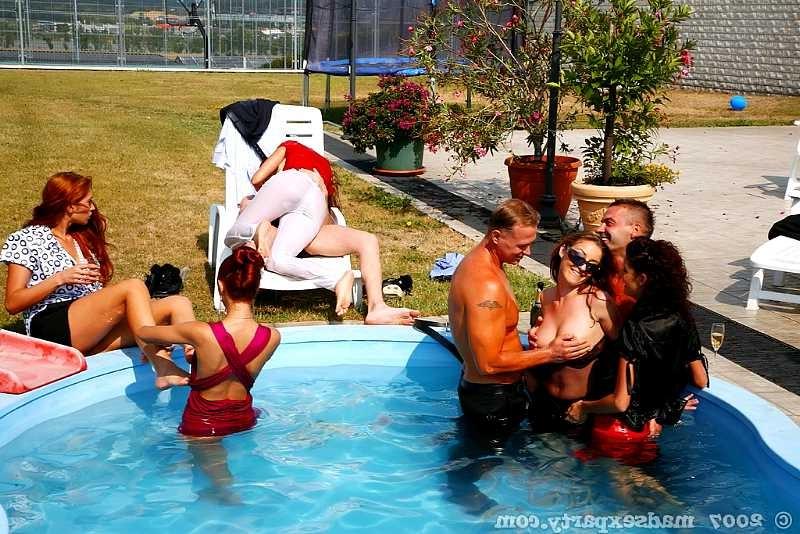 19P European glamour babes share dildos at a poolparty