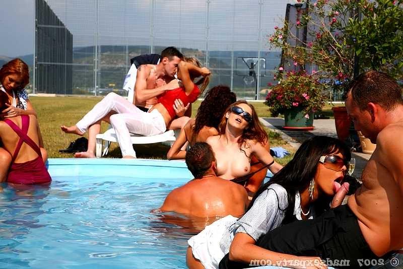 19P European glamour babes share dildos at a poolparty