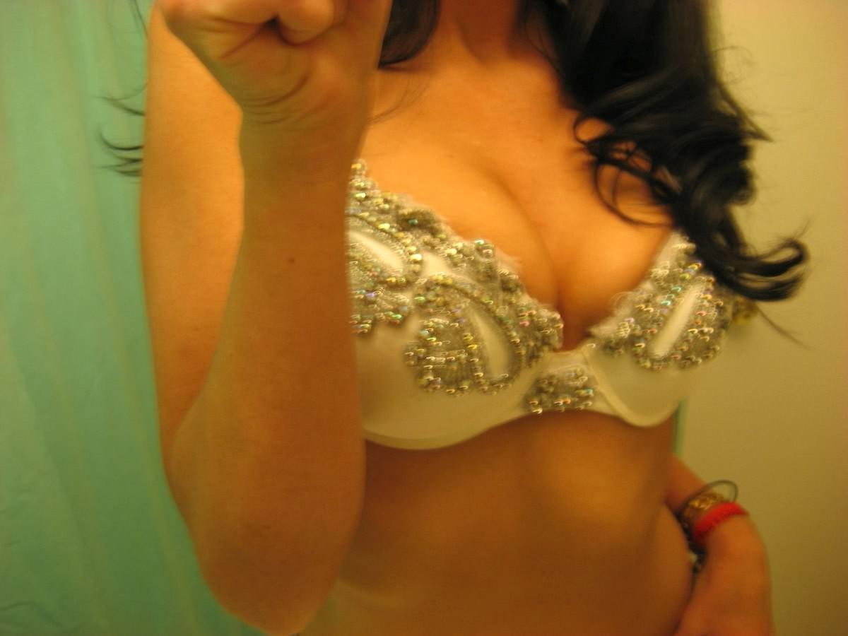18P Brunette girlfriend takes her pics in the mirror