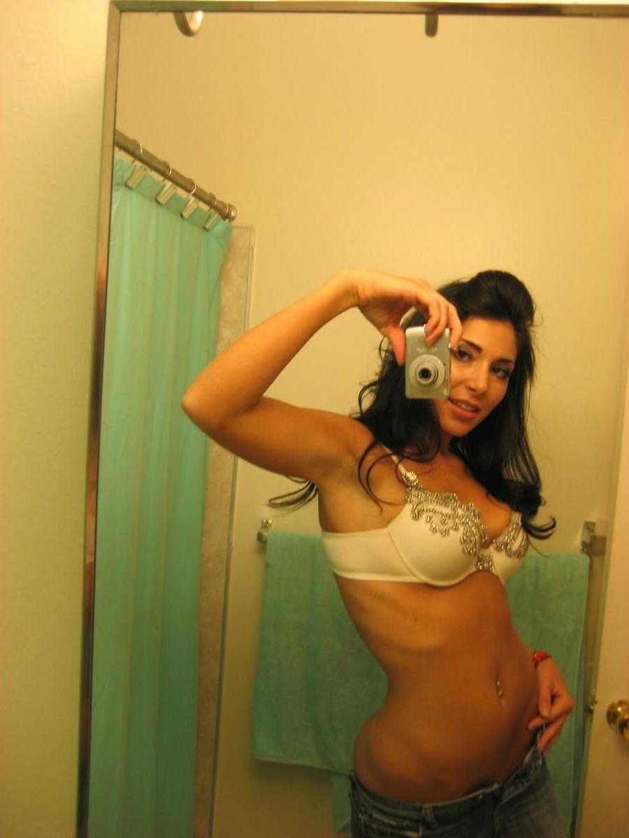 18P Brunette girlfriend takes her pics in the mirror