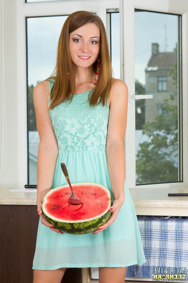 20P Watermelon and pussy