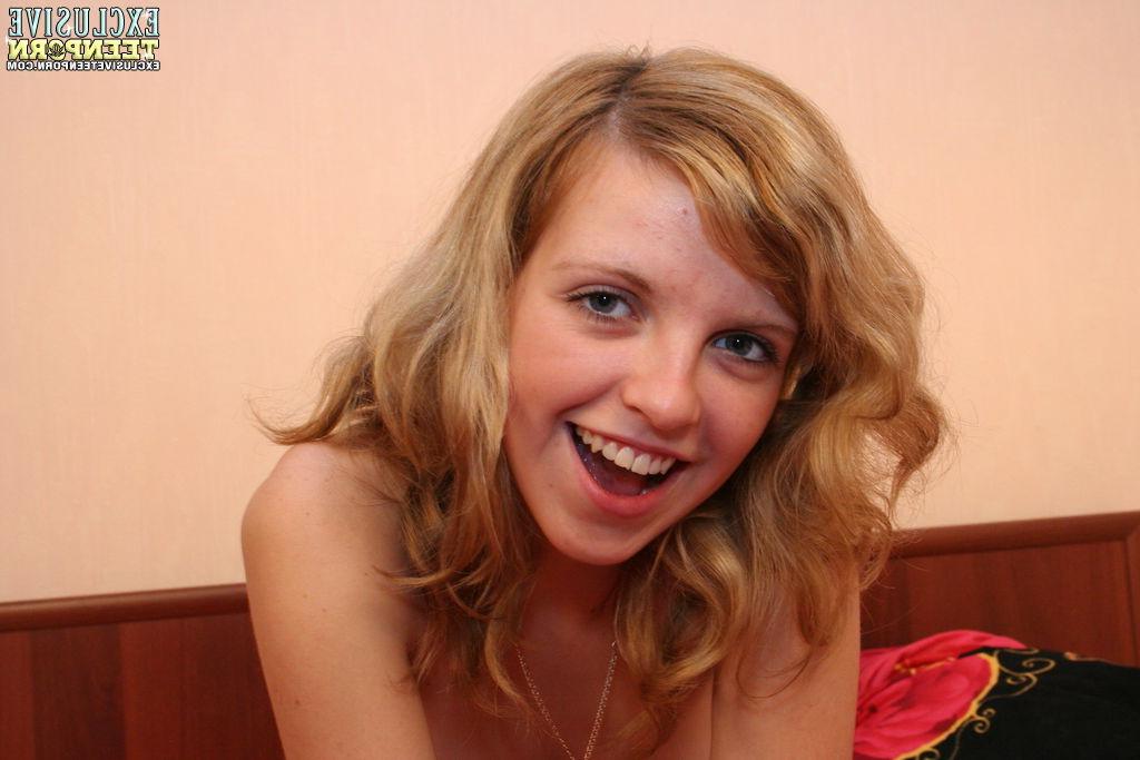 20P Sexy Goldhaired In Action