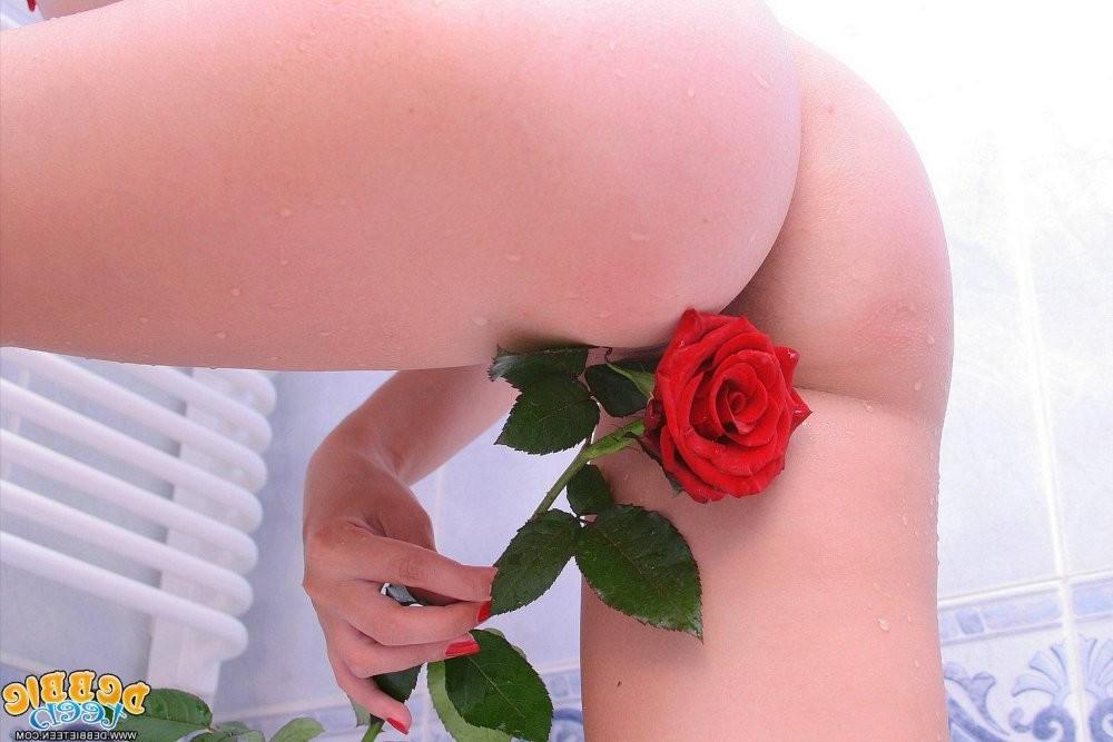 15P Gorgeous &amp;amp; young teen Debbie posing naked with red rose