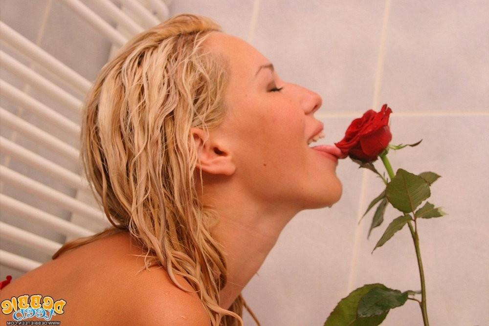 15P Gorgeous &amp;amp; young teen Debbie posing naked with red rose