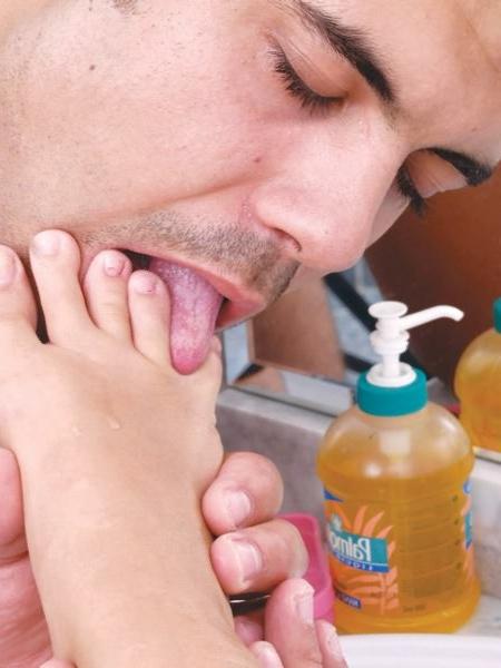 16P Bathroom foot licking and sucking foreplay