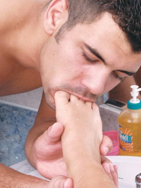 16P Bathroom foot licking and sucking foreplay