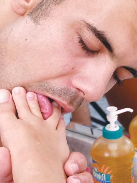 16P Bathroom foot licking and sucking foreplay