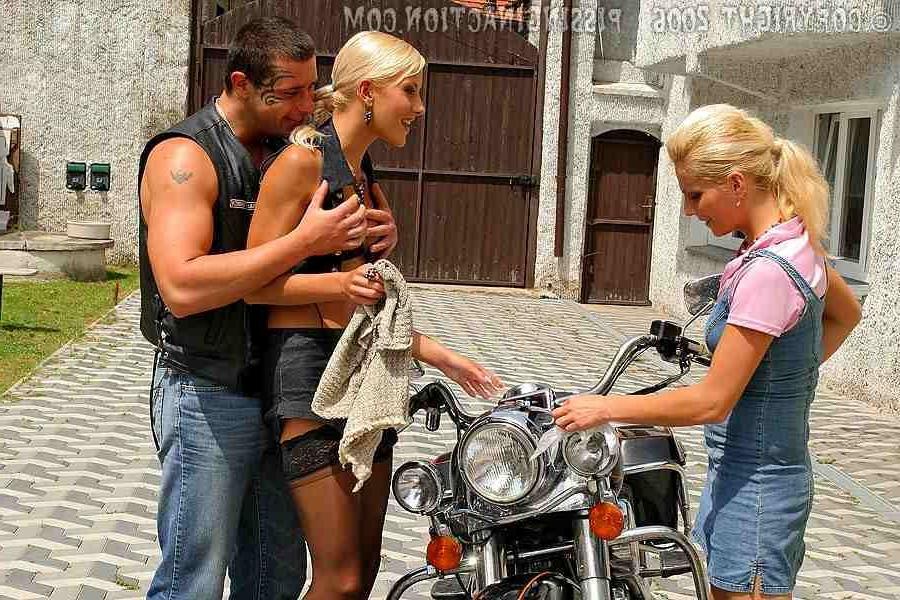 16P Ffm threesome with piss play