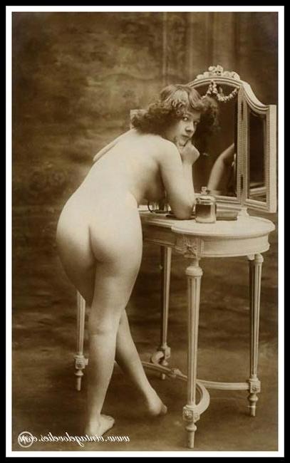 16P Elegant vintage ladies are posing naked in the 1900s