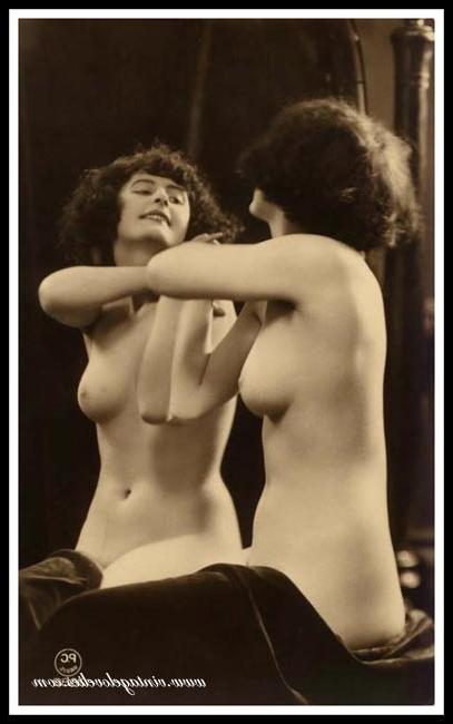 16P Elegant vintage ladies are posing naked in the 1900s