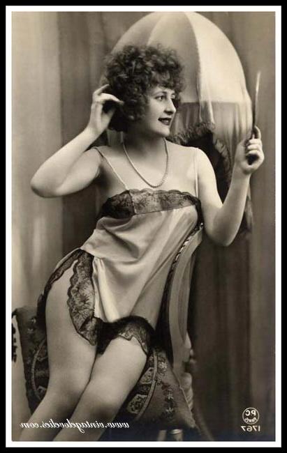 16P Elegant vintage ladies are posing naked in the 1900s