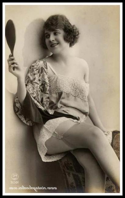 16P Elegant vintage ladies are posing naked in the 1900s