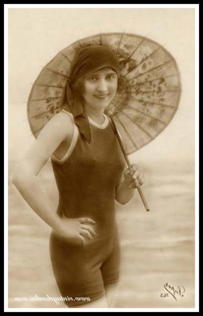 16P Elegant vintage ladies are posing naked in the 1900s