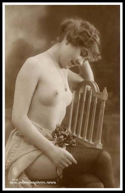 16P Elegant vintage ladies are posing naked in the 1900s