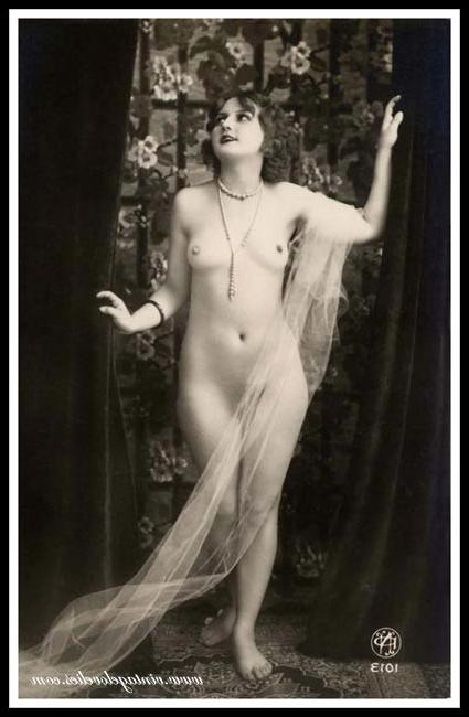 16P Elegant vintage ladies are posing naked in the 1900s