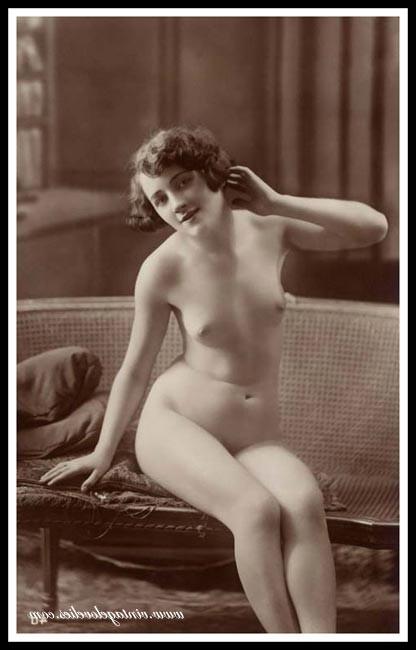16P Elegant vintage ladies are posing naked in the 1900s