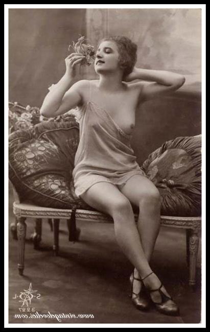 16P Elegant vintage ladies are posing naked in the 1900s