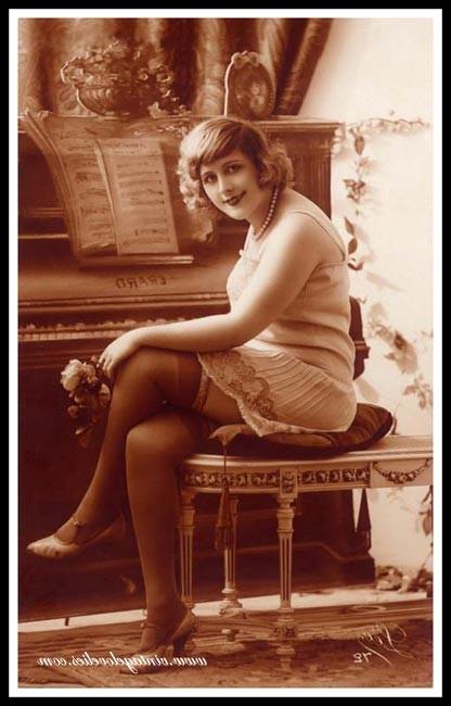16P Elegant vintage ladies are posing naked in the 1900s