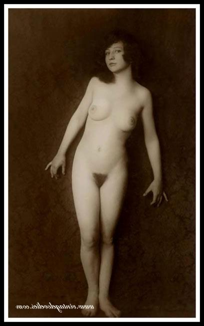 16P Elegant vintage ladies are posing naked in the 1900s