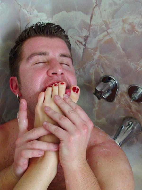 15P Sexy foot sucking during bathing