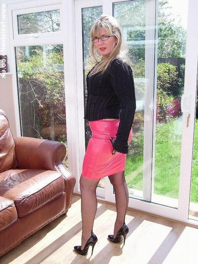 12P Fetish wife posing in stockings