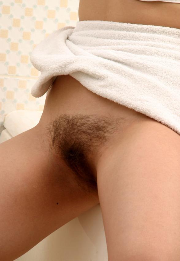 15P Hirsute cutie spreading in bathroom