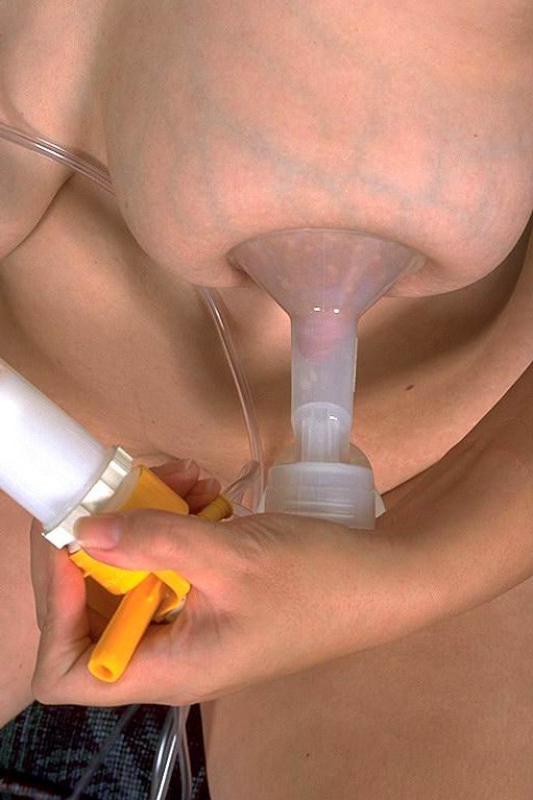 15P Lonely pregnant babe milking boobs