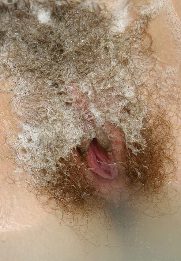 15P Armpits and pussy hirsute bathing