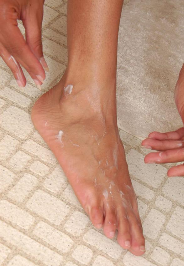 20P Awesome curly cutie shows soft feet